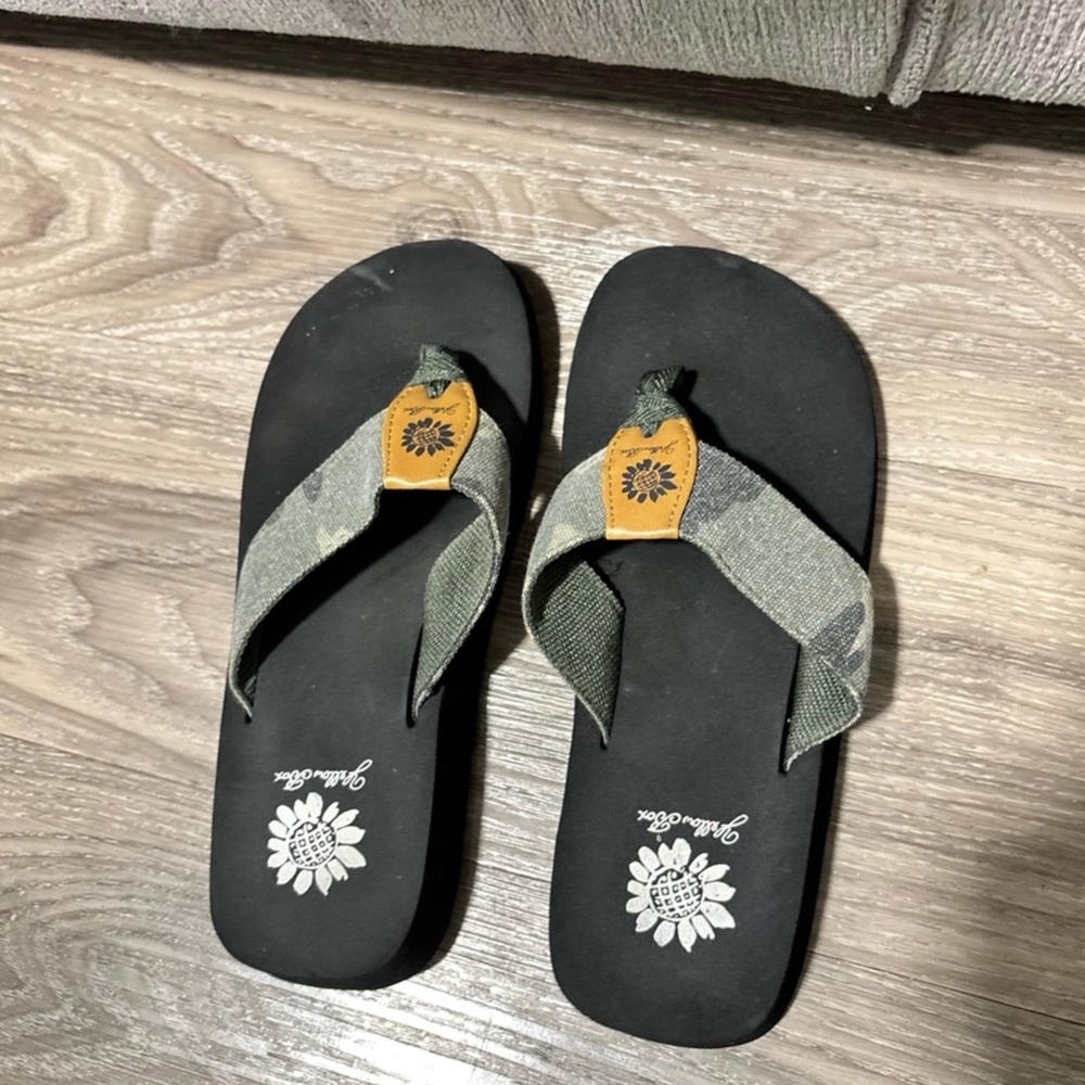 Yellow Box Black Flip Flop Sandal Sole with Branded Label - Picture 2 of 5